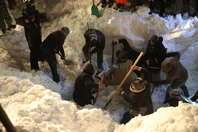 Yolcu minibüsü çığ altında kaldı! 47