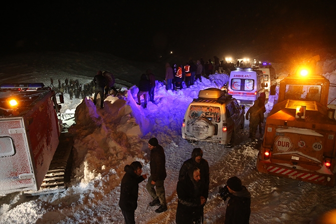 Yolcu minibüsü çığ altında kaldı! 48