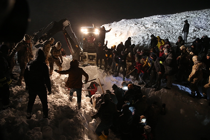 Yolcu minibüsü çığ altında kaldı! 49