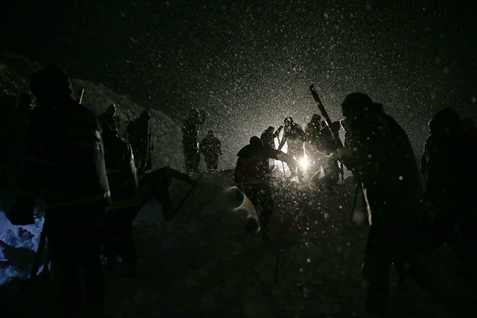 Yolcu minibüsü çığ altında kaldı! 5