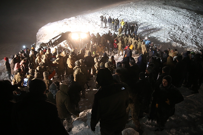 Yolcu minibüsü çığ altında kaldı! 50