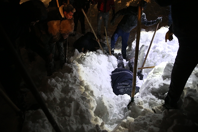 Yolcu minibüsü çığ altında kaldı! 7