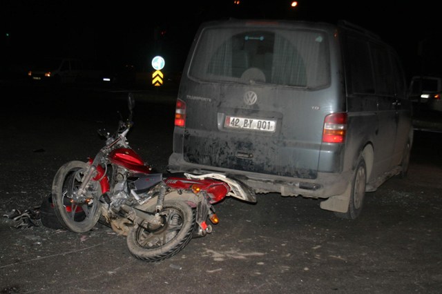 Motosiklet minibüse çarptı