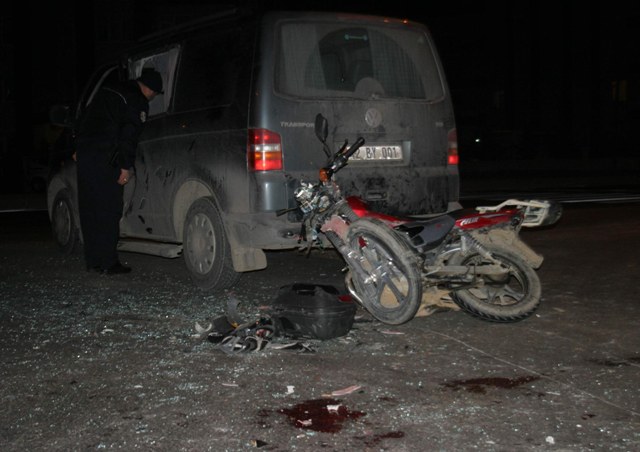 Motosiklet minibüse çarptı