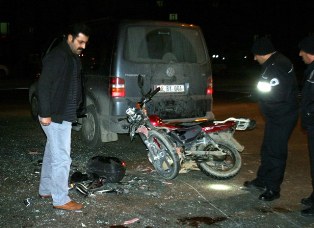 Motosiklet minibüse çarptı