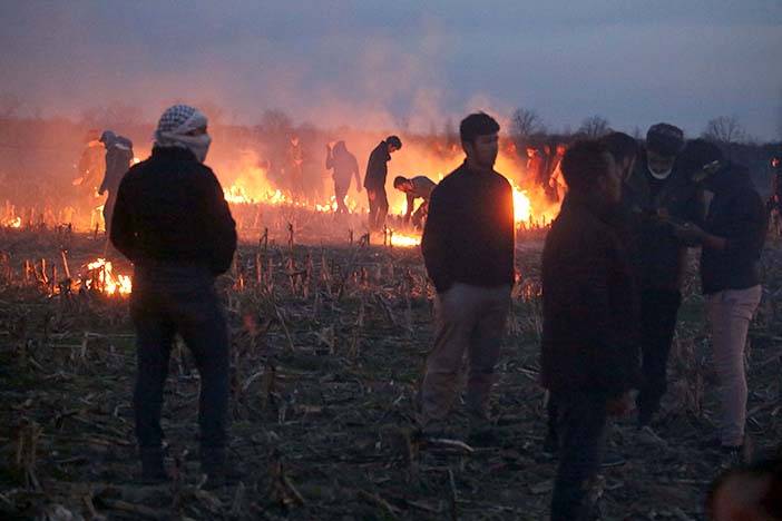 Yunanistan sığınmacılara gaz bombası ve tazyikli suyla müdahale etti 1