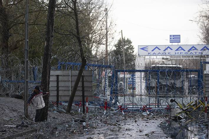 Yunanistan sığınmacılara gaz bombası ve tazyikli suyla müdahale etti 10