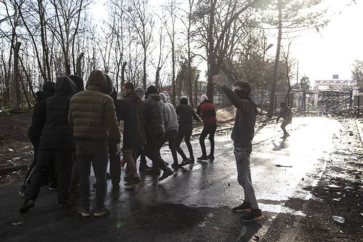 Yunanistan sığınmacılara gaz bombası ve tazyikli suyla müdahale etti 11