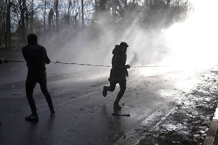 Yunanistan sığınmacılara gaz bombası ve tazyikli suyla müdahale etti 12