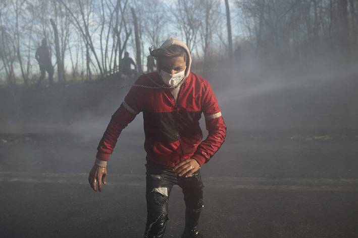 Yunanistan sığınmacılara gaz bombası ve tazyikli suyla müdahale etti 14