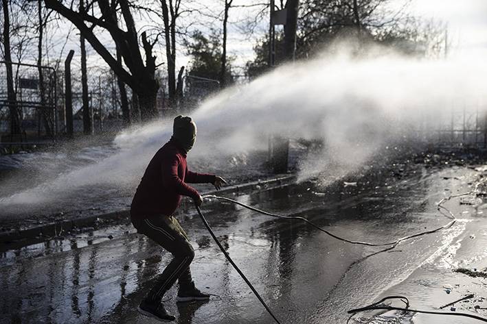 Yunanistan sığınmacılara gaz bombası ve tazyikli suyla müdahale etti 15