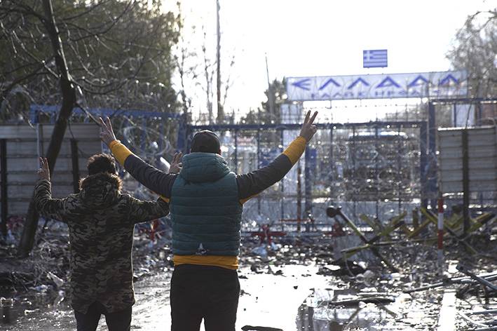 Yunanistan sığınmacılara gaz bombası ve tazyikli suyla müdahale etti 17