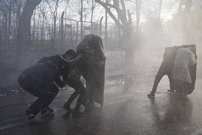 Yunanistan sığınmacılara gaz bombası ve tazyikli suyla müdahale etti 18