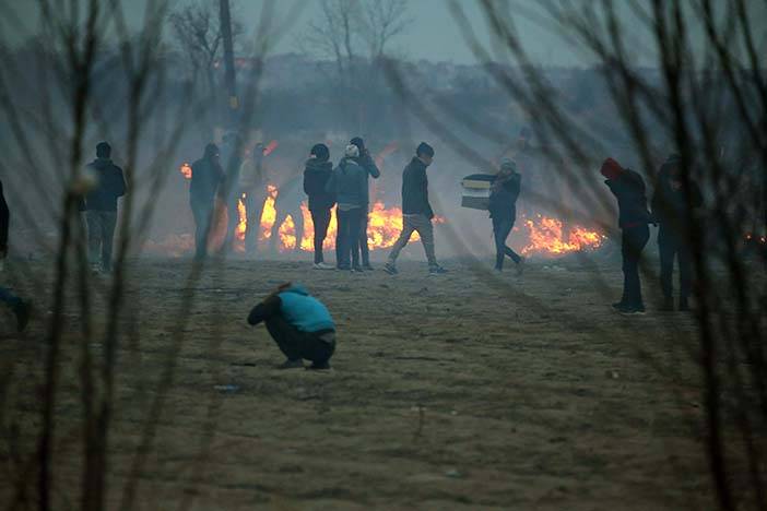 Yunanistan sığınmacılara gaz bombası ve tazyikli suyla müdahale etti 2
