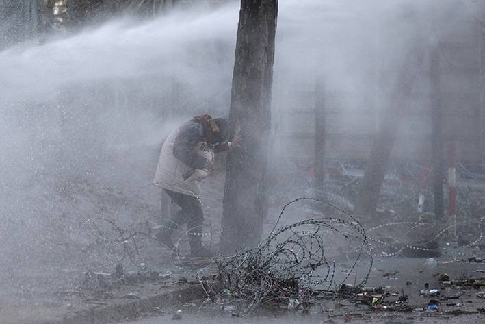 Yunanistan sığınmacılara gaz bombası ve tazyikli suyla müdahale etti 24