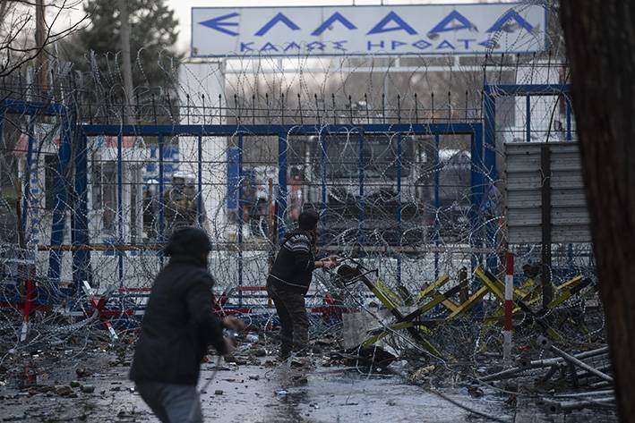 Yunanistan sığınmacılara gaz bombası ve tazyikli suyla müdahale etti 25