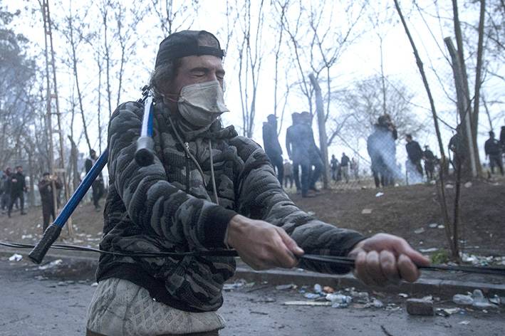 Yunanistan sığınmacılara gaz bombası ve tazyikli suyla müdahale etti 28