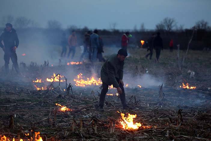 Yunanistan sığınmacılara gaz bombası ve tazyikli suyla müdahale etti 3