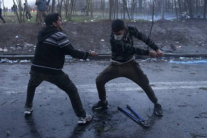 Yunanistan sığınmacılara gaz bombası ve tazyikli suyla müdahale etti 30