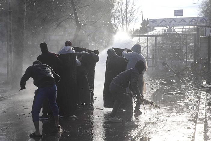 Yunanistan sığınmacılara gaz bombası ve tazyikli suyla müdahale etti 6