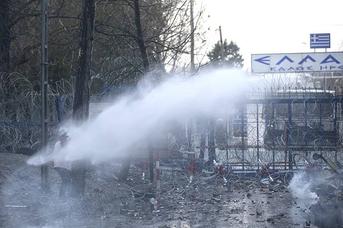 Yunanistan sığınmacılara gaz bombası ve tazyikli suyla müdahale etti 8