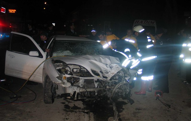 Ağaca çarpan otomobilde can pazarı 2