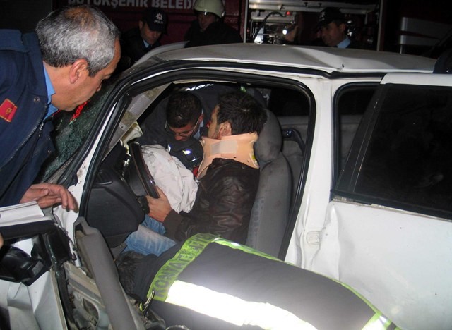 Ağaca çarpan otomobilde can pazarı 3