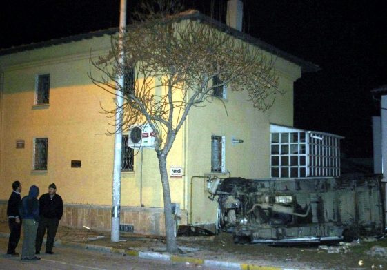 Minibüs cami duvarına çarptı  1
