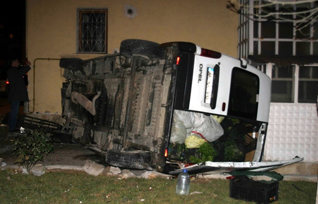 Minibüs cami duvarına çarptı  2