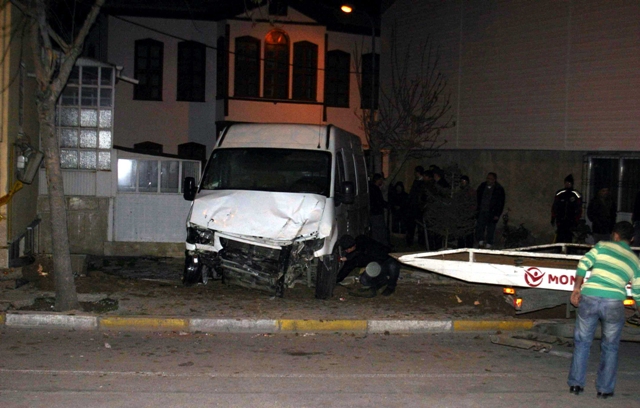 Minibüs cami duvarına çarptı  3