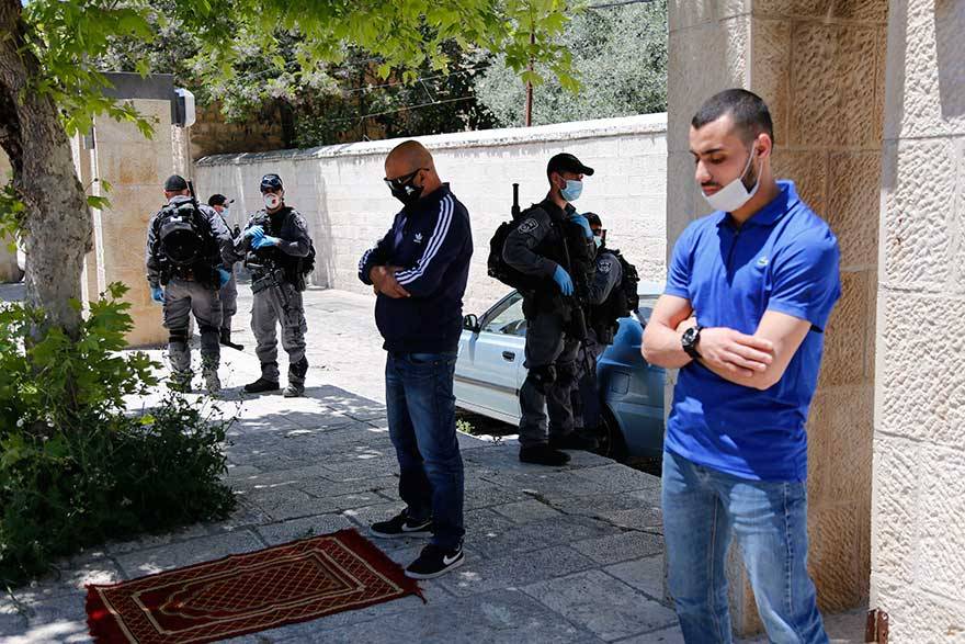 Filistin'de sosyal mesafe kuralı ve işgalcilerin gölgesinde Cuma namazı 2