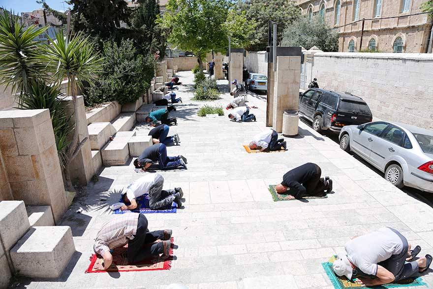 Filistin'de sosyal mesafe kuralı ve işgalcilerin gölgesinde Cuma namazı 4