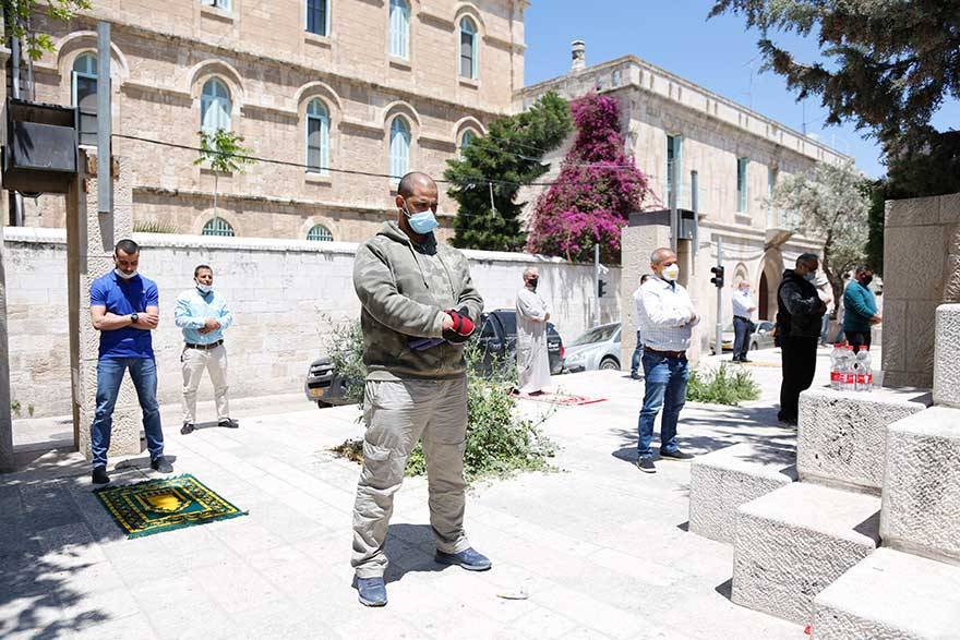 Filistin'de sosyal mesafe kuralı ve işgalcilerin gölgesinde Cuma namazı 6