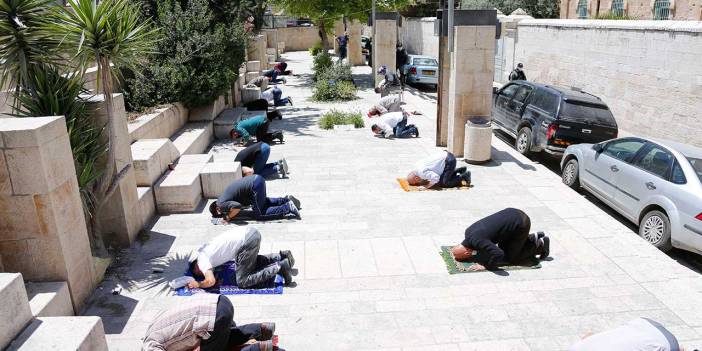 Filistin'de sosyal mesafe kuralı ve işgalcilerin gölgesinde Cuma namazı