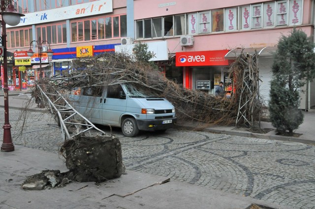 Akşehirde şiddetli lodos 7
