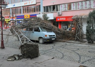 Akşehirde şiddetli lodos