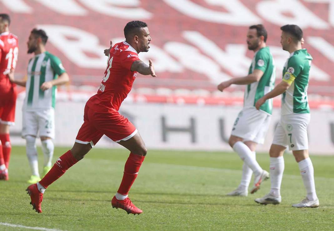 Konyaspor'u Antalyaspor karşısında ipten alan 2 olay 9