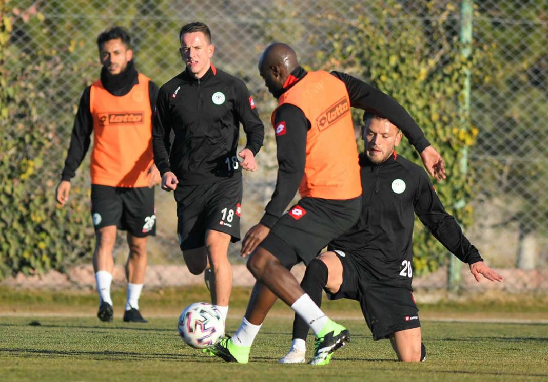 Konyaspor antrenmanında dikkat çeken detaylar 7