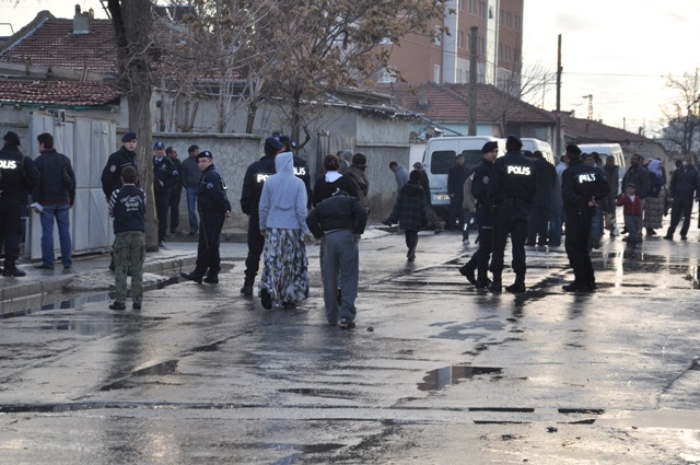 Cinayet sonrası mahalleyi ateşe verdi 10