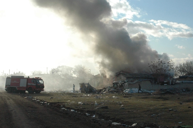 Cinayet sonrası mahalleyi ateşe verdi 11