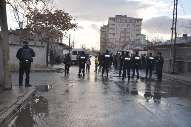 Cinayet sonrası mahalleyi ateşe verdi 3