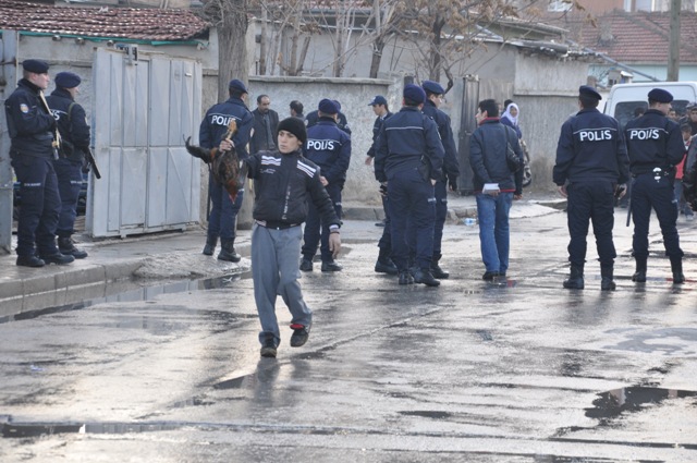 Cinayet sonrası mahalleyi ateşe verdi 4