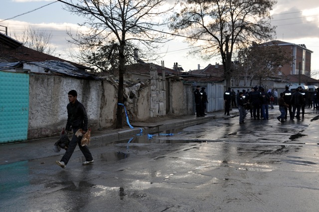 Cinayet sonrası mahalleyi ateşe verdi 6