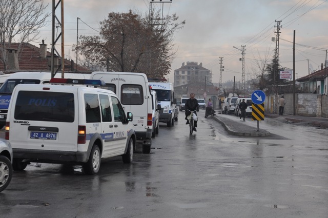 Cinayet sonrası mahalleyi ateşe verdi 7