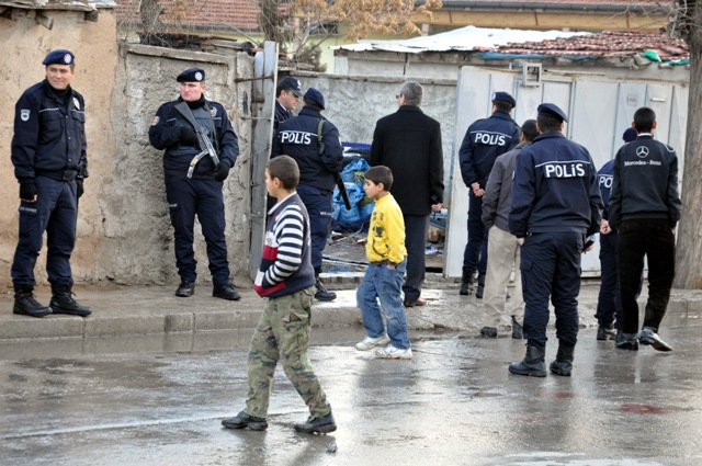Cinayet sonrası mahalleyi ateşe verdi 9
