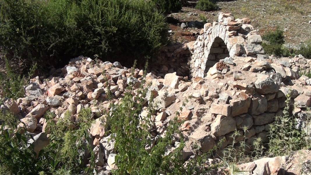 Konya ve Antalya arasında uğrak noktasıydı! Defineciler tarihi Nodar Han'ı talan etti 7