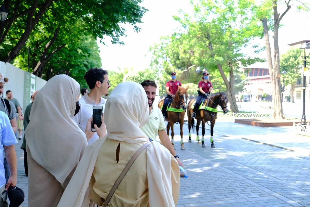 Ayasofya’da atlı polislerle bayram denetimi! İlgi odağı oldular 10