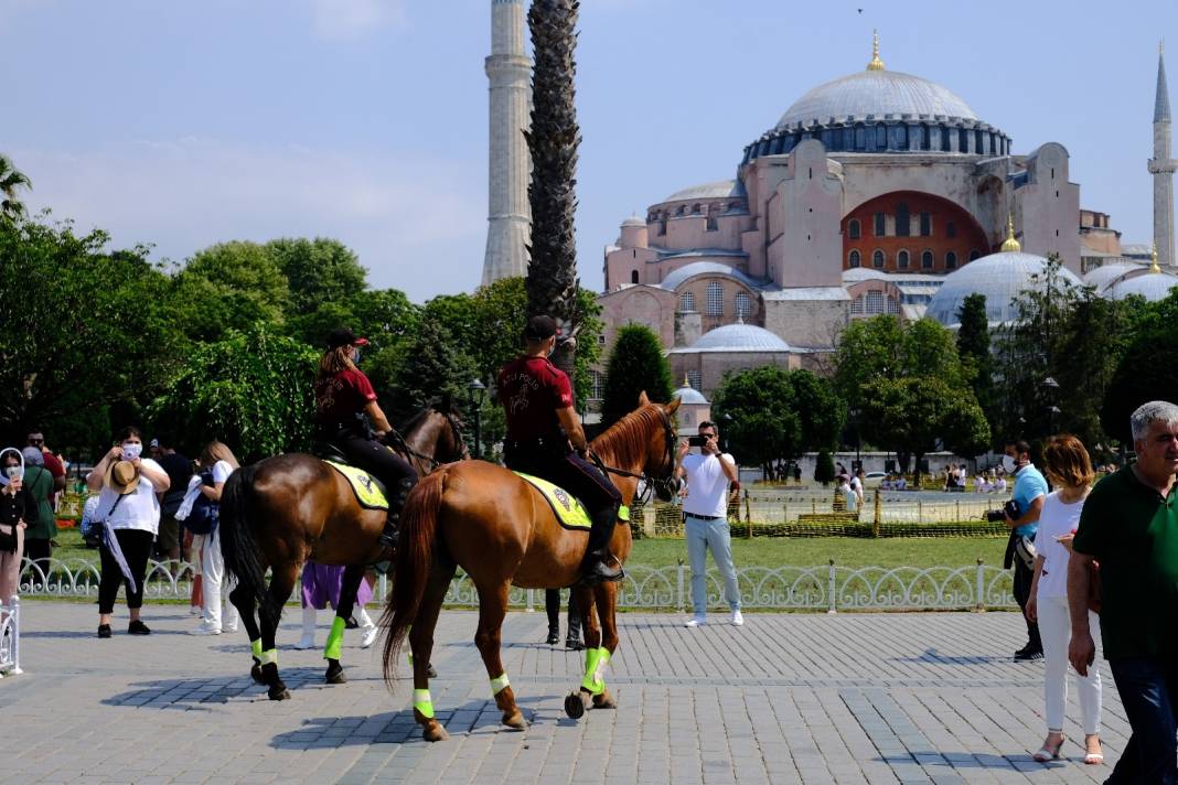 Ayasofya’da atlı polislerle bayram denetimi! İlgi odağı oldular 12