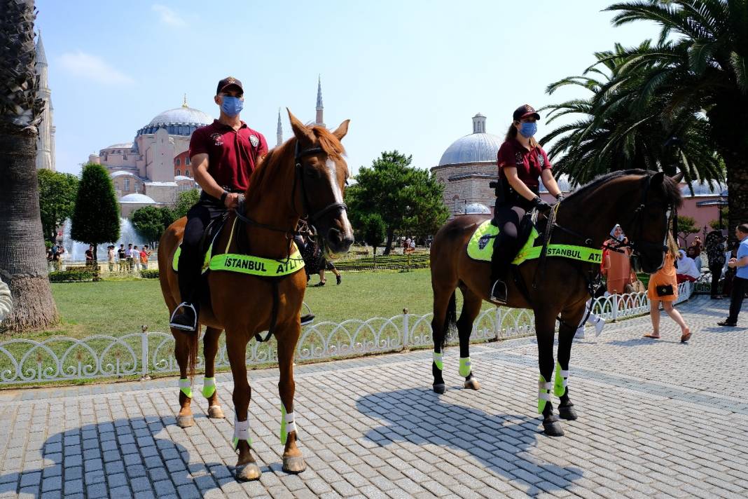 Ayasofya’da atlı polislerle bayram denetimi! İlgi odağı oldular 13