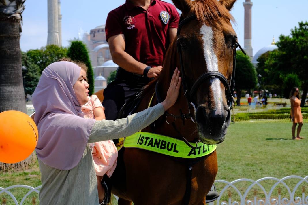 Ayasofya’da atlı polislerle bayram denetimi! İlgi odağı oldular 14
